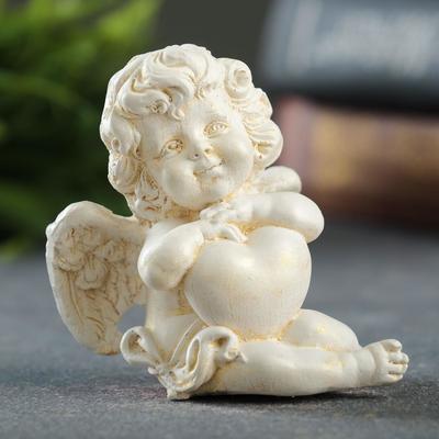 Фигурка гипс «Ангел держит сердце», 6×8×6 см