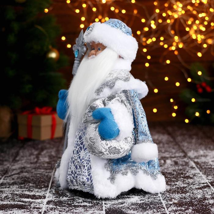 Дед Мороз "В голубой шубе, с посохом и подарками" двигается, 22х30 см - фото 1908730989