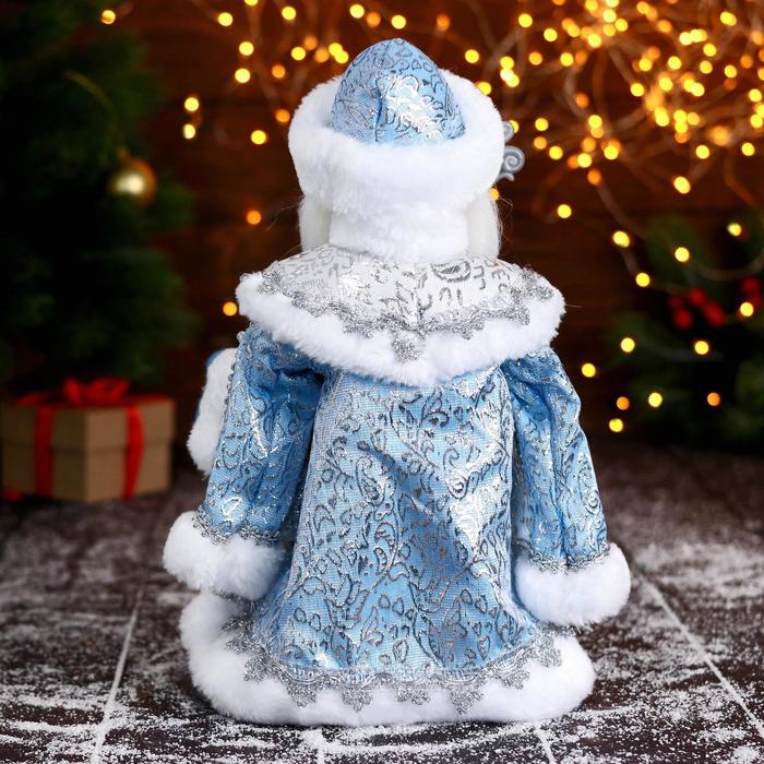 Дед Мороз "В голубой шубе, с посохом и подарками" двигается, 22х30 см - фото 1908730990