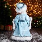 Снегурочка под ёлку «Зимнее волшебство. В голубой шубке с бусинками» двигается, 40 см - Фото 3