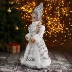 Снегурочка под ёлку «Зимнее волшебство. В белой шубке и кокошнике», 35 см, МИКС - Фото 2