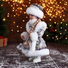 Снегурочка под ёлку «Зимнее волшебство. В пышной шубке» с синими украшениями, 30 см - Фото 2