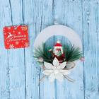 Украшение новогоднее "Рождественский венок" дедушка мороз с цветком 10 см - Фото 3