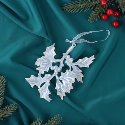 Ёлочная игрушка «Зимнее волшебство. Веточка с ягодками», 11×14 см, белый