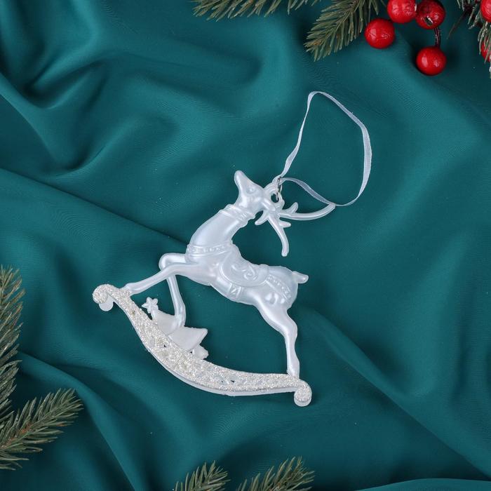 Ёлочная игрушка «Зимнее волшебство. Олень магический блеск» пластик, 11×11 см, белый - Фото 1