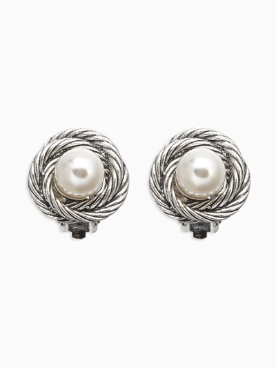 Серьги клипсы для ушей QF «Грейс», закругление с бусиной, белые в чернёном серебре