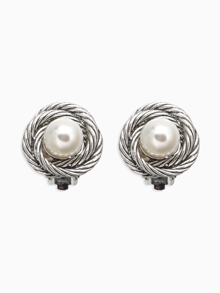 Серьги клипсы для ушей QF «Грейс», закругление с бусиной, белые в чернёном серебре - Фото 1