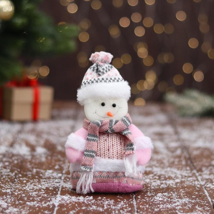 Мягкая игрушка "Снеговик в вязаном костюме" 9х15 см, розовый - фото 1907275225
