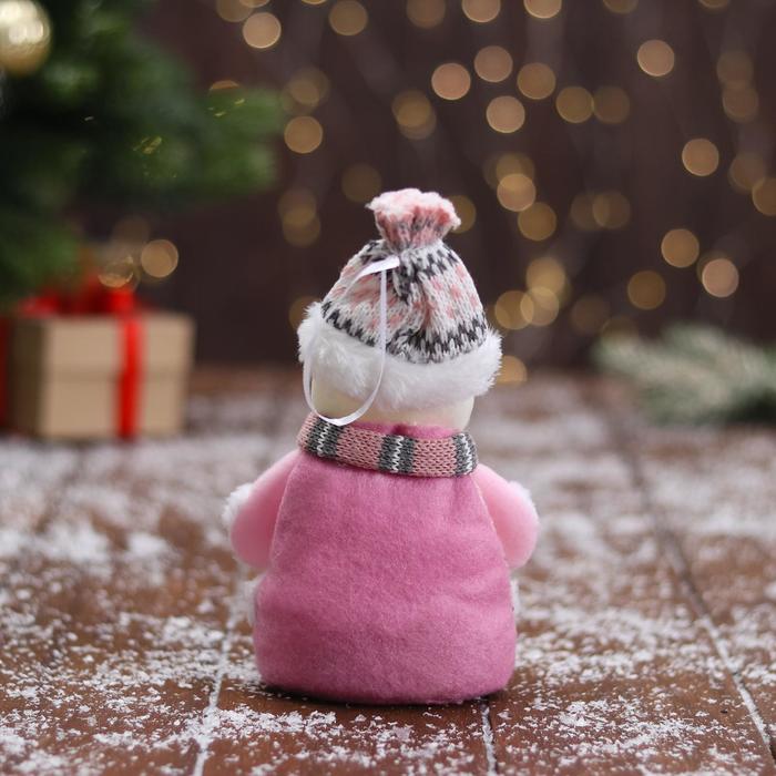 Мягкая игрушка "Снеговик в вязаном костюме" 9х15 см, розовый - фото 1907275226