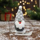 Мягкая игрушка "Дед Мороз на санках" в шапке 5х13 см, серый - фото 9339209