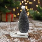 Мягкая игрушка "Дед Мороз на санках" в шапке 5х13 см, серый - Фото 2
