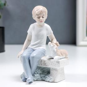 Сувенир керамика "Мальчик на скамеечке с пёсиком" 14 см
