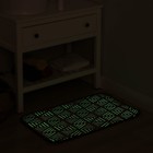Коврик для ванной светящийся в темноте «Светящиеся грани», 50×80 см, цвет бордовый - фото 2648694