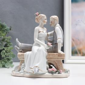 Сувенир керамика "Влюблённая пара на скамеечке" 16 см