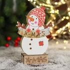 Фигурка новогодняя свет "Снеговик в шапочке с помпончиками" 10х16 см - фото 9349035