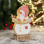 Фигурка новогодняя свет "Снеговик в шапочке с помпончиками" 10х16 см - Фото 3