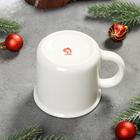 Кружка фарфоровая Доляна «Дедушка Мороз», 380 мл, цвет белый - Фото 3