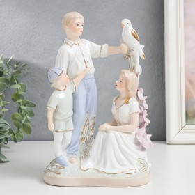 Сувенир керамика "Семья на прогулке с птицей" 20 см