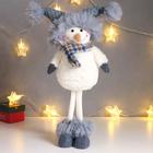 Кукла интерьерная "Снеговичок в серой вязаной шапке с мехом и помпонами" 49х11х18 см - фото 9364418