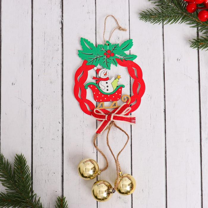 Украшение ёлочное "Рождественский венок с шариками" снеговик в санках 10х23 см - Фото 1
