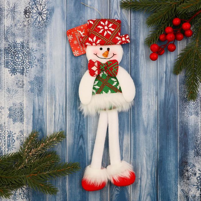 Мягкая игрушка "Снеговик в костюме с орнаментом, в шляпке" 9,5х30 см, красно-зелёный - фото 1907285785