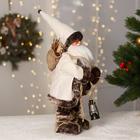 Дед Мороз "В белой шубке, в колпачке, с фонариком" двигается, 17х40 см - фото 3732650