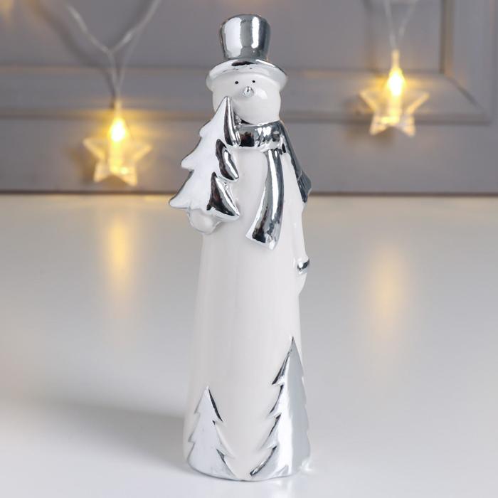 Сувенир керамика "Снеговик в цилиндре, с ёлочками" серебро 16,6х4,6х5,6 см - Фото 1