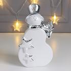 Сувенир керамика "Снеговик в цилиндре и шарфе, со звёздочками" серебро 19,6х6,3х9,5 см - фото 321301247