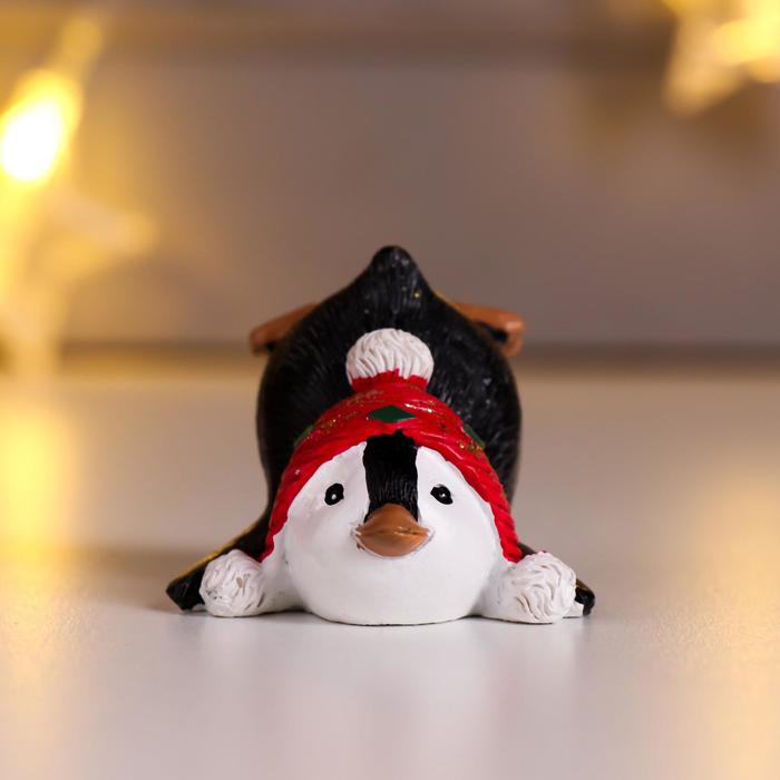 Сувенир полистоун "Пингвинчик Рико в шапке-ушанке с помпоном вверх ногами" 4х5х6 см - Фото 1