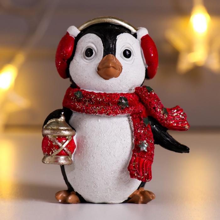 Сувенир полистоун "Пингвинёнок Рико в наушниках и шарфе, с фонариком" красный 8х4,5х6,5 см - Фото 1