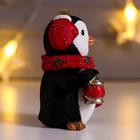 Сувенир полистоун "Пингвинёнок Рико в наушниках и шарфе, с фонариком" красный 8х4,5х6,5 см - Фото 2