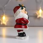 Сувенир полистоун "Дед Мороз в красной шубе, с ёлочкой" 10,5х5,5х7 см - фото 21353411