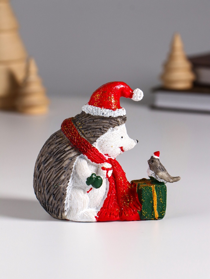 Фигурка полистоун «Ёжик в красном колпак и шарфе, с подарком и птичкой», 8.5×5×9.5 см - Фото 1