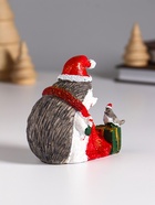 Фигурка полистоун «Ёжик в красном колпак и шарфе, с подарком и птичкой», 8.5×5×9.5 см - Фото 2