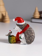 Фигурка полистоун «Ёжик в красном колпак и шарфе, с подарком и птичкой», 8.5×5×9.5 см - Фото 3