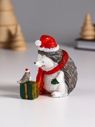 Фигурка полистоун «Ёжик в красном колпак и шарфе, с подарком и птичкой», 8.5×5×9.5 см - Фото 4