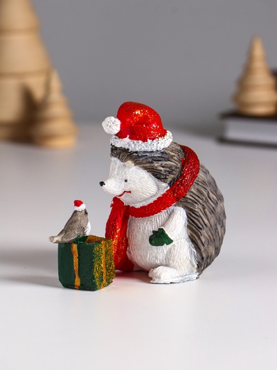 Фигурка полистоун «Ёжик в красном колпак и шарфе, с подарком и птичкой», 8.5×5×9.5 см