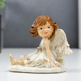 Сувенир полистоун "Ангел-девочка сидит на облачке, в платьице" кремово-золотой 6,5х5,5х7 см   634379