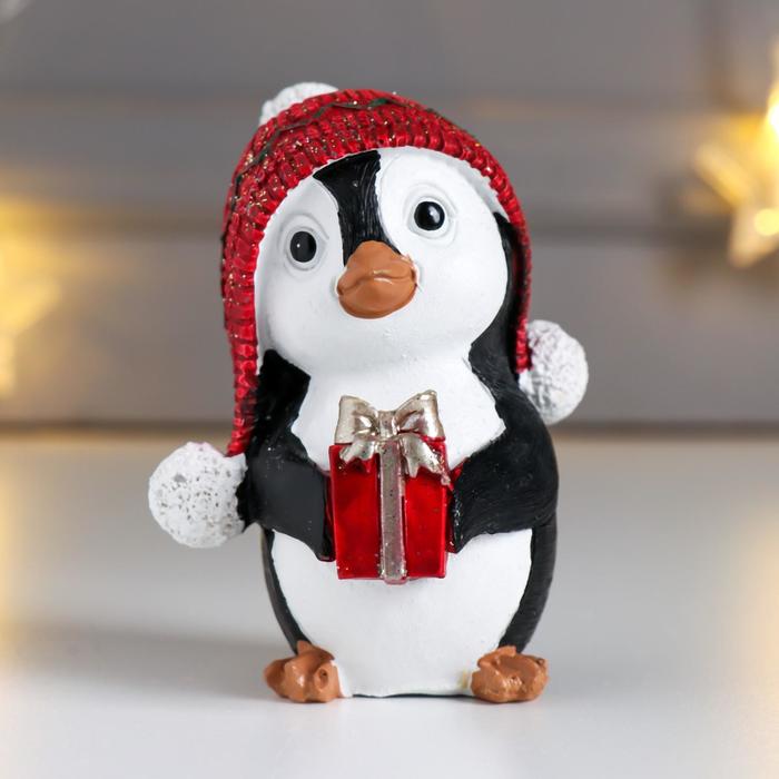 Сувенир полистоун "Пингвинёнок Тико в красной шапке-ушанке, с подарком" 8,5х6х6 см - Фото 1
