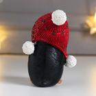 Сувенир полистоун "Пингвинёнок Тико в красной шапке-ушанке, с подарком" 8,5х6х6 см - Фото 3