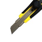 Нож канцелярский 18 мм пластик, с металлическим направляющим фиксатором, прорезиненный, в блистере, МИКС - фото 9730294