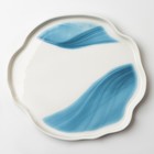 Тарелка керамическая неровный край «Разводы», 27 см, цвет бело-голубой - Фото 3