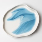 Тарелка керамическая неровный край «Разводы», 17 см, цвет бело-голубой - Фото 3