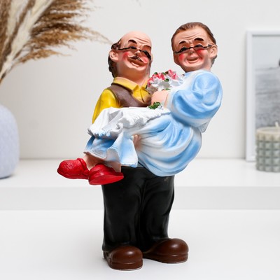 Фигурка полистоун «Дед с бабкой на руках», 27×22×14 см