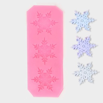 Силиконовый молд «3 снежинки», 13×5×0,5 см, цвет розовый