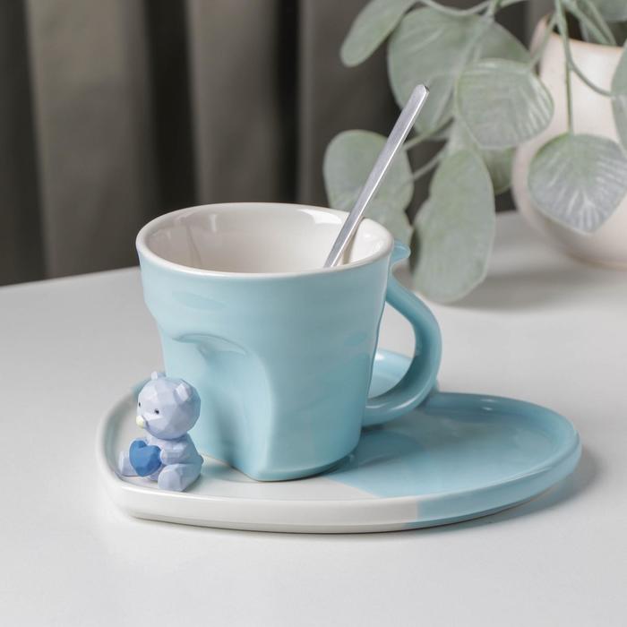 Кофейная пара керамическая «Мишка с сердцем», 3 предмета: кружка 200 мл, блюдце 15,5×15×8 см, ложка, цвет голубой - Фото 1