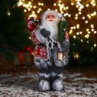 Дед Мороз "В бело-красной шубке с ремешком, с лыжами" 30 см - фото 9410460