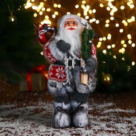 Дед Мороз "В бело-красной шубке с ремешком, с лыжами" 30 см