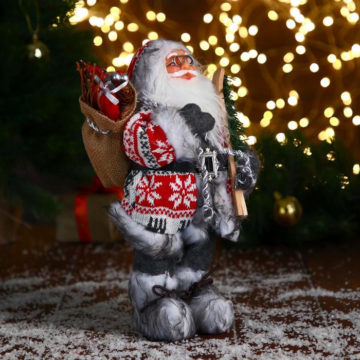 Дед Мороз "В бело-красной шубке с ремешком, с лыжами" 30 см - фото 1891140188