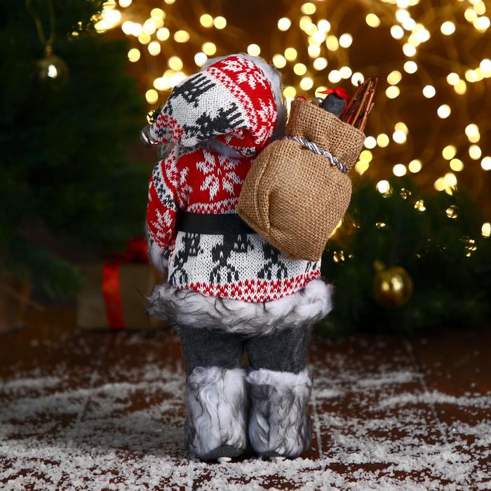 Дед Мороз "В бело-красной шубке с ремешком, с лыжами" 30 см - фото 1891140190